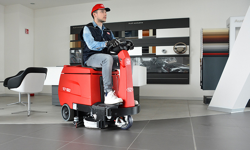 Lavapavimenti RCM KILO -uomo a bordo