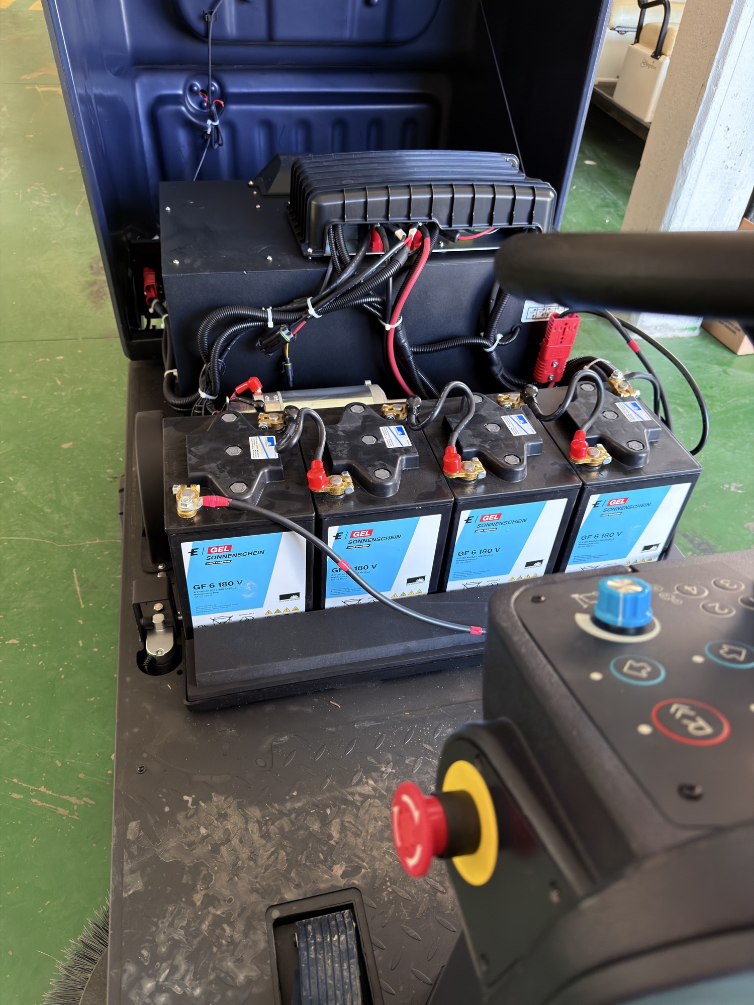 Sostituzione delle batterie al gel di una spazzatrice Nilfisk nell'officina di Montemurlo